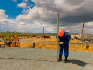На Орской солнечной электростанции началась установка панелей