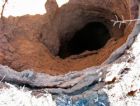 Глубокая воронка неизвестного происхождения в Волгоградской области