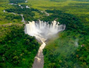 Уникальная достопри-мечательность Анголы - водопад Каландула