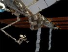 Астронавты установили новые батареи на поверхности МКС  