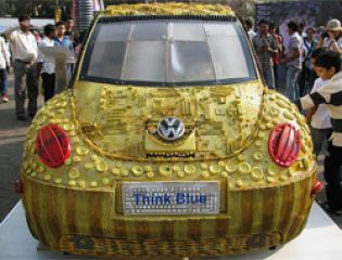 Индийский художник создал автомобиль из мусора