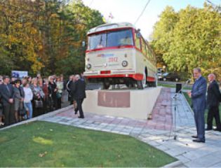 В Крыму появился первый на полуострове памятник троллейбусу