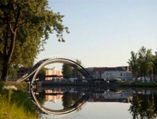 Построен необычный пешеходный мост в Нидерландах
