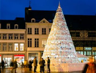 Удивительная рождественская елка появилась в бельгийском городе