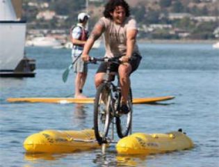 Создан первый в мире велосипед, передвигающийся по воде 