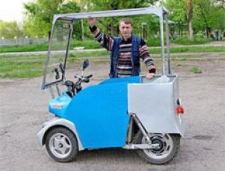 Умелец из Луганска собрал картонный электрокар