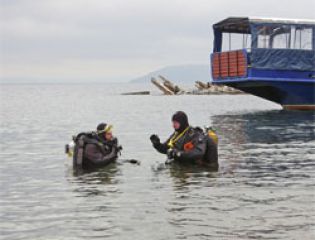Водолазы Иркутской области собрали мусор со дна Байкала