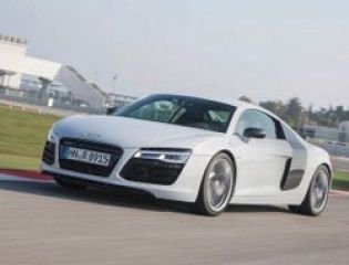 Новый суперкар Audi R8 получит гибридную и электрическую версии
