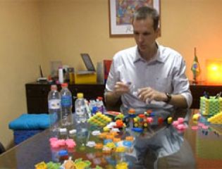 Изобретатель из Бразилии дал пластиковым крышкам вторую жизнь