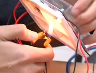 Школьник из Тюмени собрал устройство, заряжающее мобильник от костра